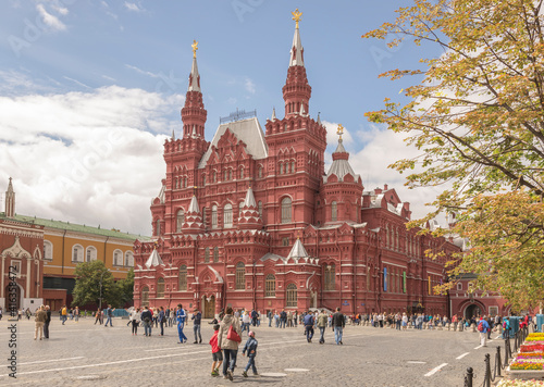 Fototapeta Naklejka Na Ścianę i Meble -   Citizens walk on Red Square