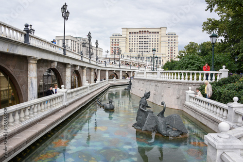 Canvas Print Citizens walking in the Alexander Garden