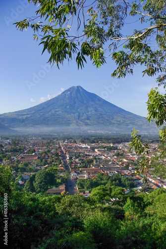 el Volcán de Agua y la ciudad de Antigua Guatemala, Guatemala