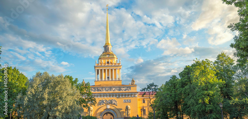 Tableau sur toile Admiralty building in the historical center of St. Petersburg