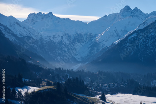 Blick über das winterlich verschneite Oberdorfer Tal und den Hauptkamm der Allgäuer Alpen