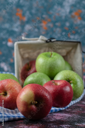 Red and green apples on blue checked kitchen towel © azerbaijan-stockers