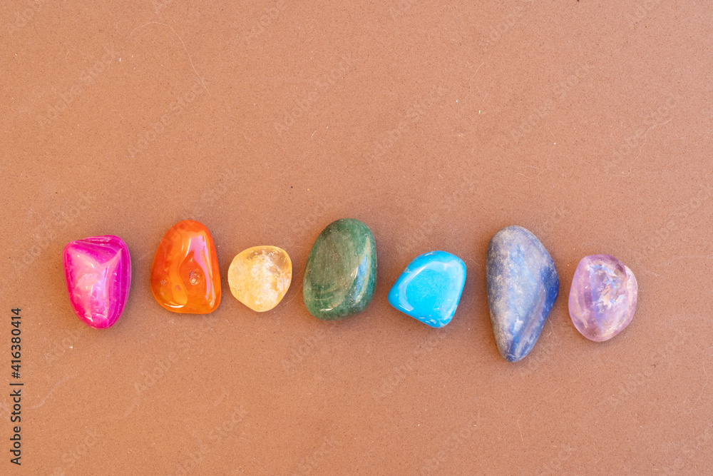 Foto Healing crystals on brown background