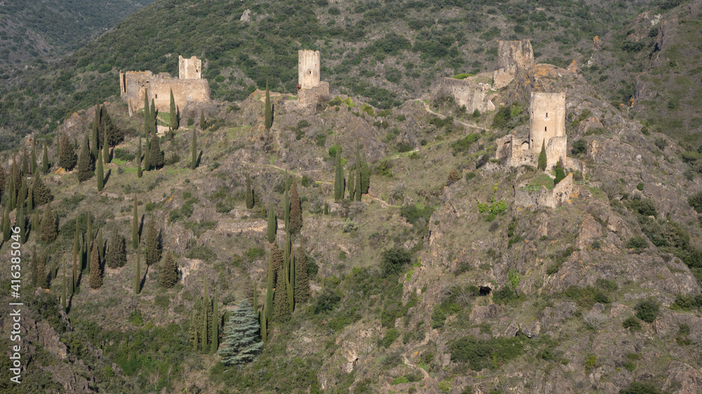 Lastours châteaux et village (Aude), châteaux cathares dont la fameuse Tour Regina (last ours est situé près de Carcassonne)