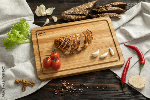 Obraz na płótnie sliced chicken breast on wooden cutting board w salonie
