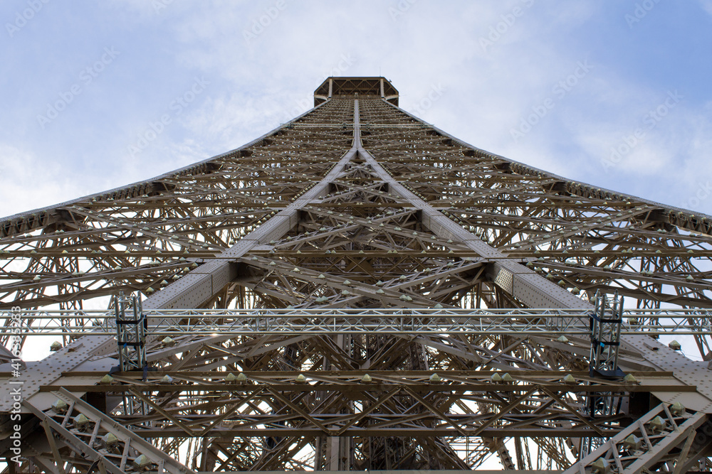 Hacia la cima de París. 
Torre Eiffel en plano contrapicado.