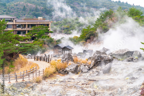 日本にある長崎県の観光名所「雲仙地獄」と「雲仙温泉」の写真