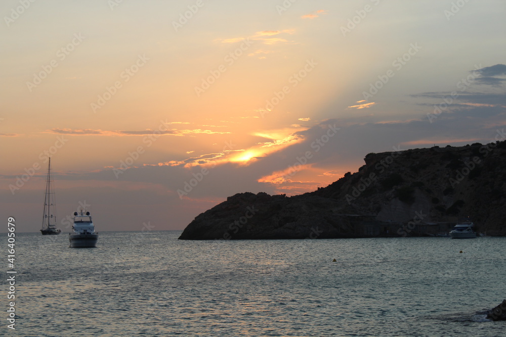 Sonnenuntergang am Meer auf Ibiza mit Felsen