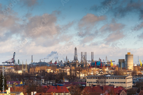 Widok na stocznię remontową i platformy wiertnicze na horyzoncie, Gdańsk, Polska