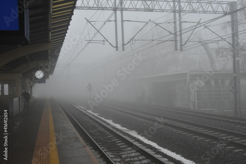 mgła na dworcu kolejowym