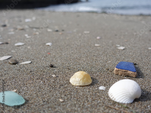 日本の海岸の風景　貝殻　ガラス片