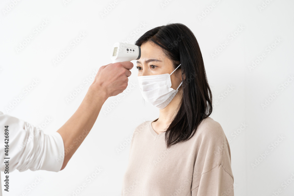 検温をする女性 検温をする女性