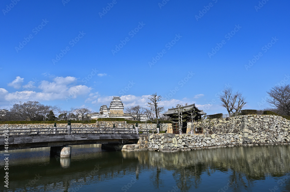 世界遺産の姫路城と桜門橋