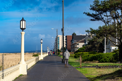 Fényképezés Seaside, Oregon - 1/29/2020:  People wsasling on the boardwalk by the beach in S