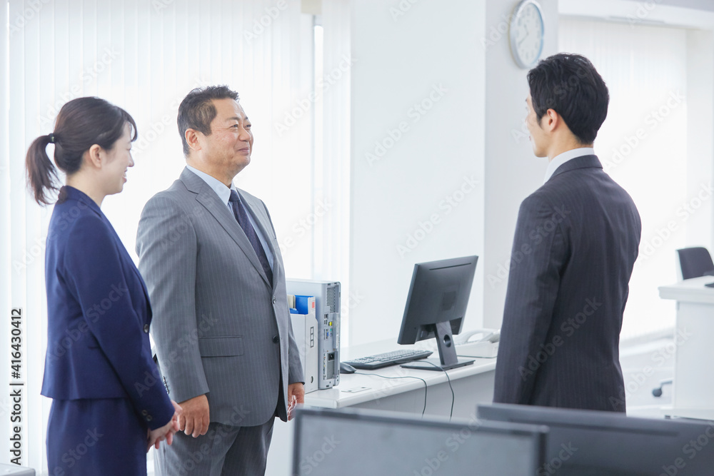 上司と話すビジネスマン 上司と話すビジネスマン
