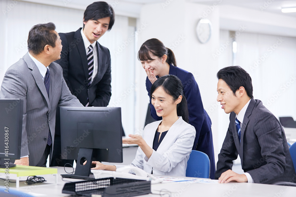 同僚と話すビジネスウーマン 同僚と話すビジネスウーマン