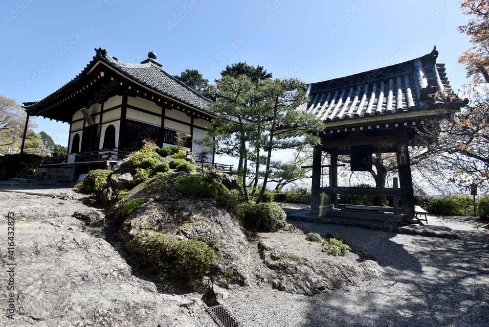 Fototapeta premium 春の善峯寺 護摩堂と鐘楼 京都市