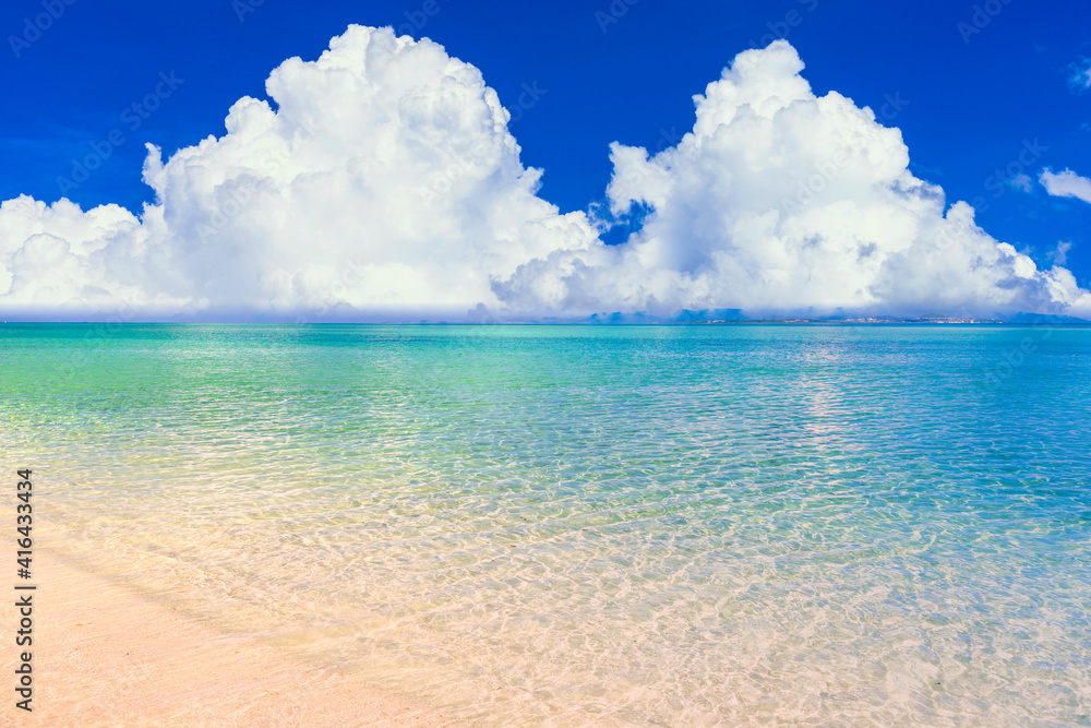 透き通ったサンゴ礁の海と入道雲stock Photo Adobe Stock
