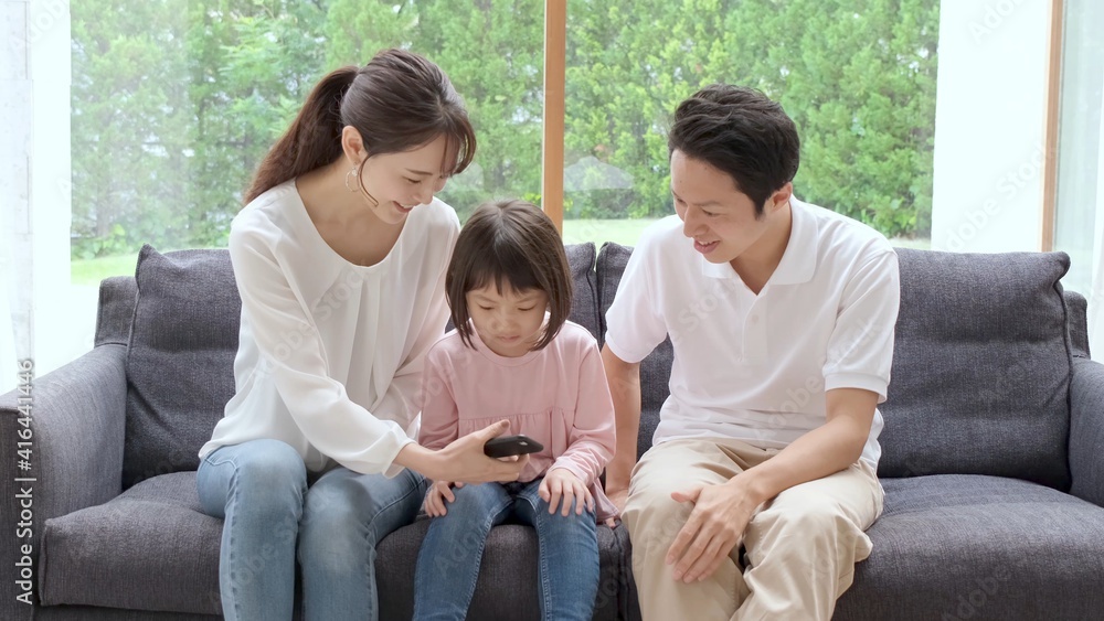 スマートフォンを楽しむ親子 スマートフォンを楽しむ親子