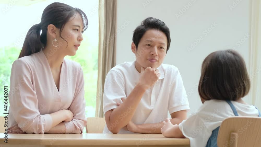リビングで話し合いをする親子 リビングで話し合いをする親子