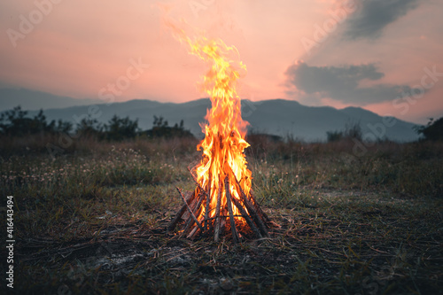 Fotografia Camp Fire The bonfire in the evening