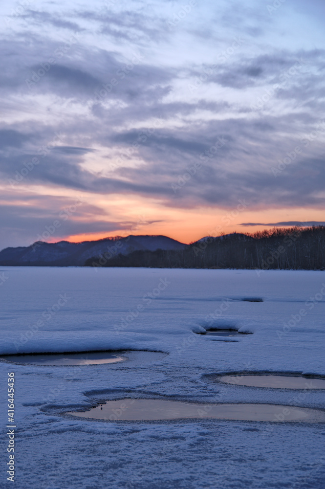 Obraz premium 冬の朝の湖。