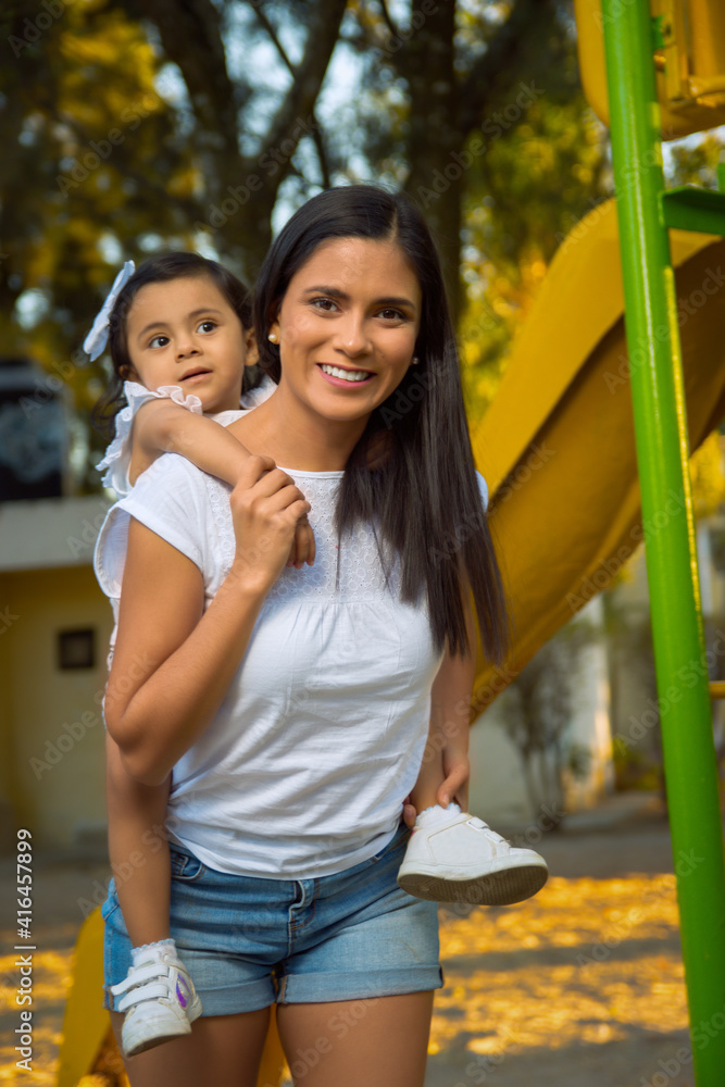 Obraz premium Mama e hija jugando en parque divirtiéndose en parque