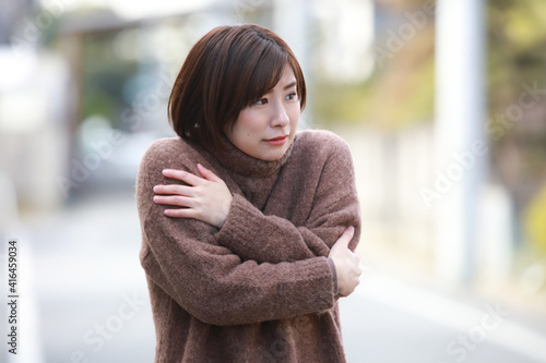 Bild auf Leinwand 寒がる女性