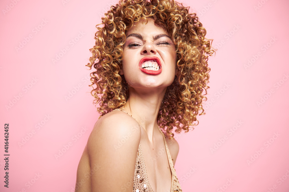 Obraz premium Charming model bared her teeth and grimace bright makeup pink