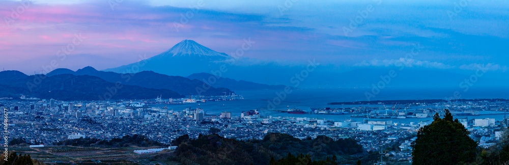 夕暮れ時の富士山と清水港そして清水の市街地　静岡県静岡市日本平にて