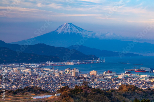 富士山と夕日を浴びた清水港と市街地 静岡県静岡市日本平にて