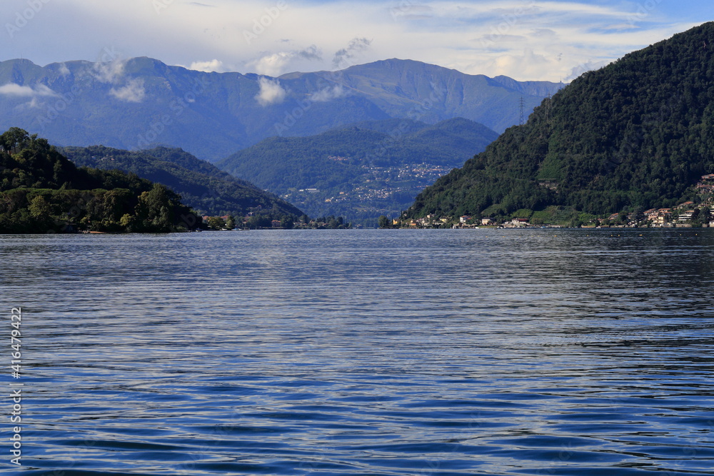 Vista rilassante del Lago di Lugano con tonalità di blue.