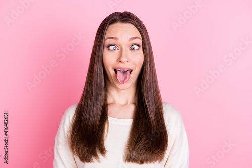 Foto Photo of positive young lady squint eyes tongue out grimace isolated on pastel p