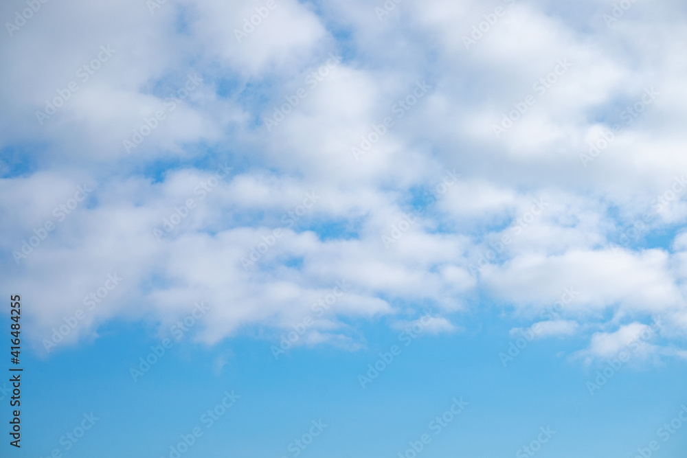 Obraz premium フワフワした雲と空の背景素材