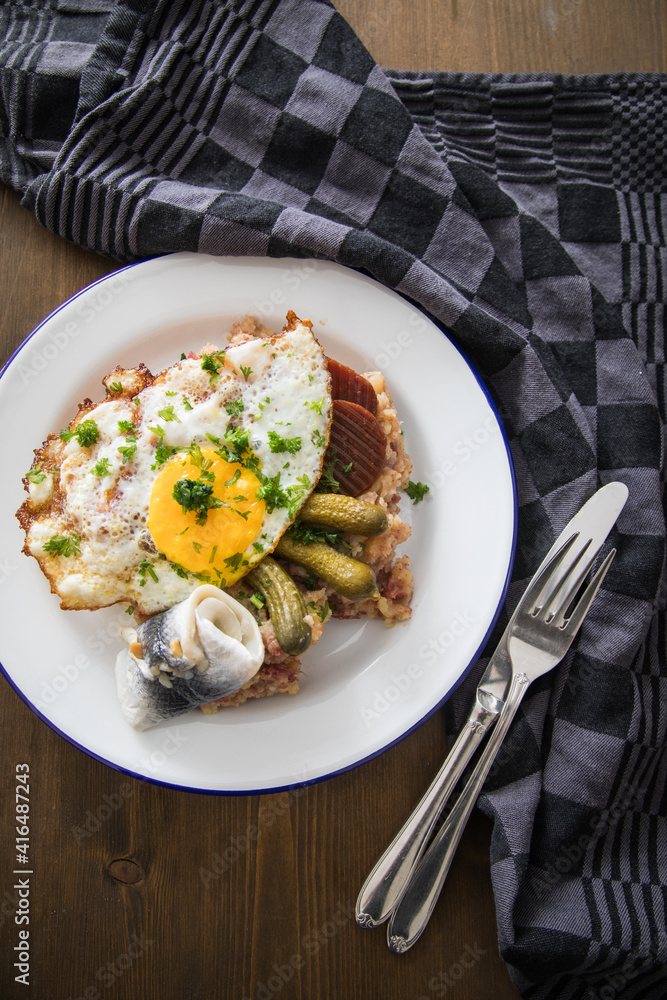 Norddeutscher Hamburger Labskaus mit Rindfleisch Corned Beef, Rote Beete, Kartoffeln, Saure