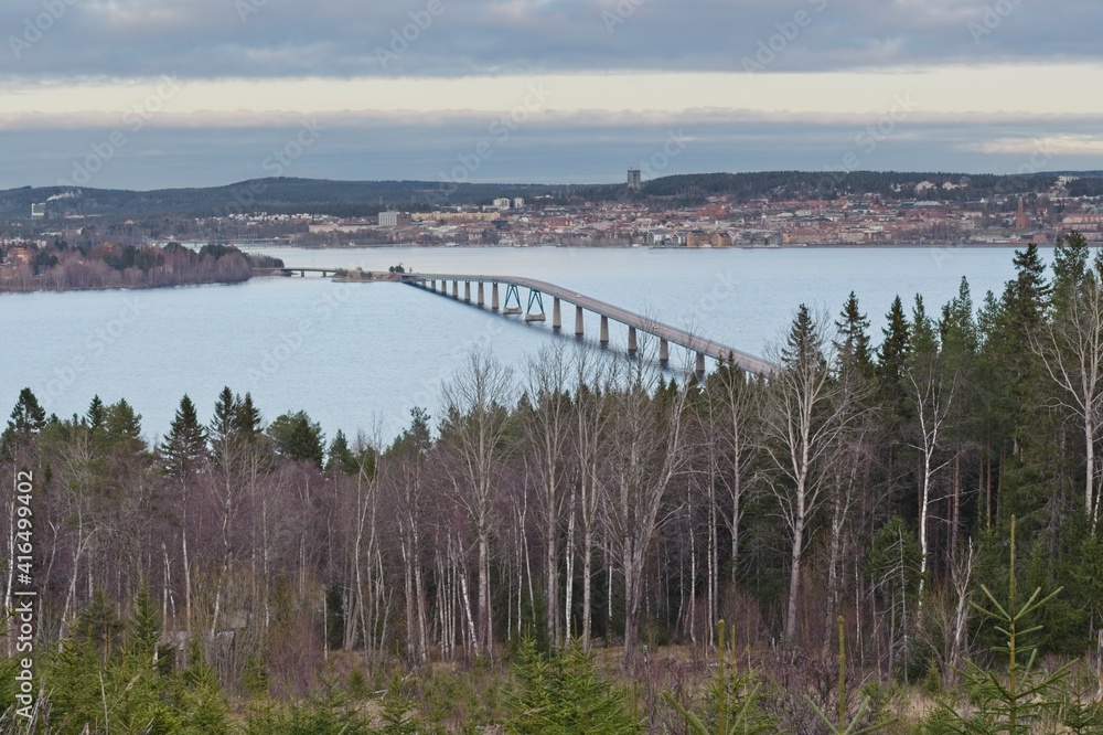 Obraz premium The Vallsundsbron bridge over Lake Storsjön with the city of Östersund in the background just before sunset