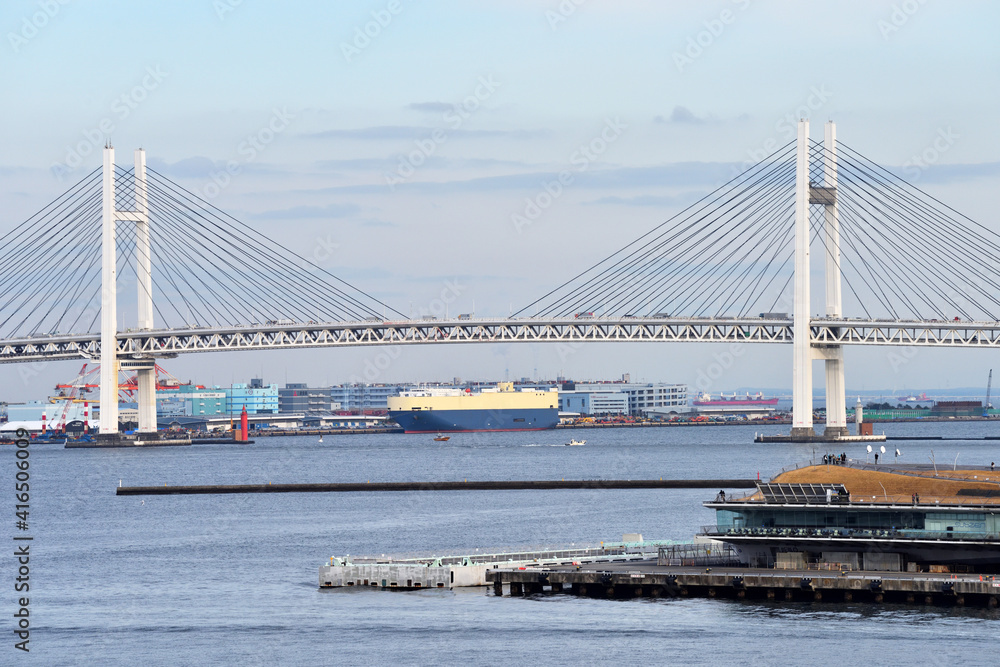 Naklejka premium 大桟橋と横浜ベイブリッジと大黒ふ頭