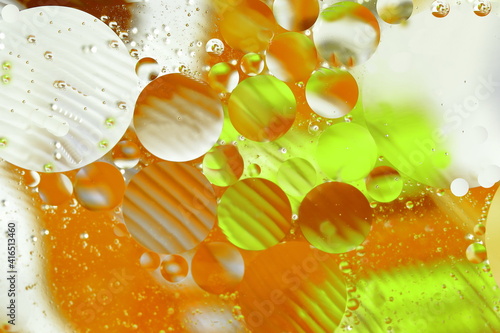 Świat bąbelków olejowych w wodzie na kolorowym tle w skali makro