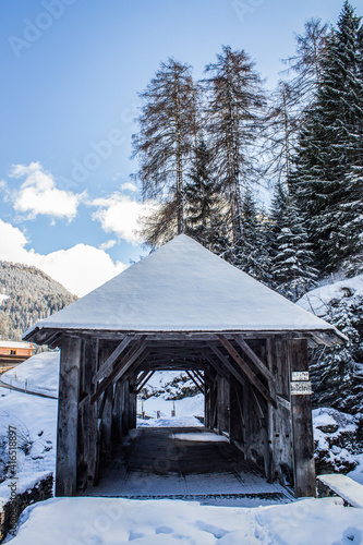 Alte Brücke in einem schweizer Dorf