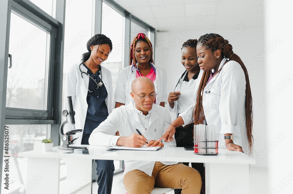 Obraz premium group of african american doctor and nurse in hospital ward