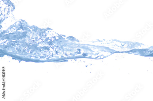 Kristallklares Wasser in Dynamik vor weißem Hintergrund