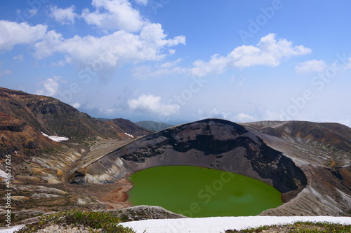 Wallpaper Mural エメラルドグリーンの火口湖。蔵王の御釜。宮城、日本。６月上旬。 Torontodigital.ca