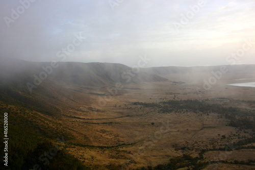 Ngorongoro - Seronera Wildlife Lodge - východ slunce nad kráterem photo