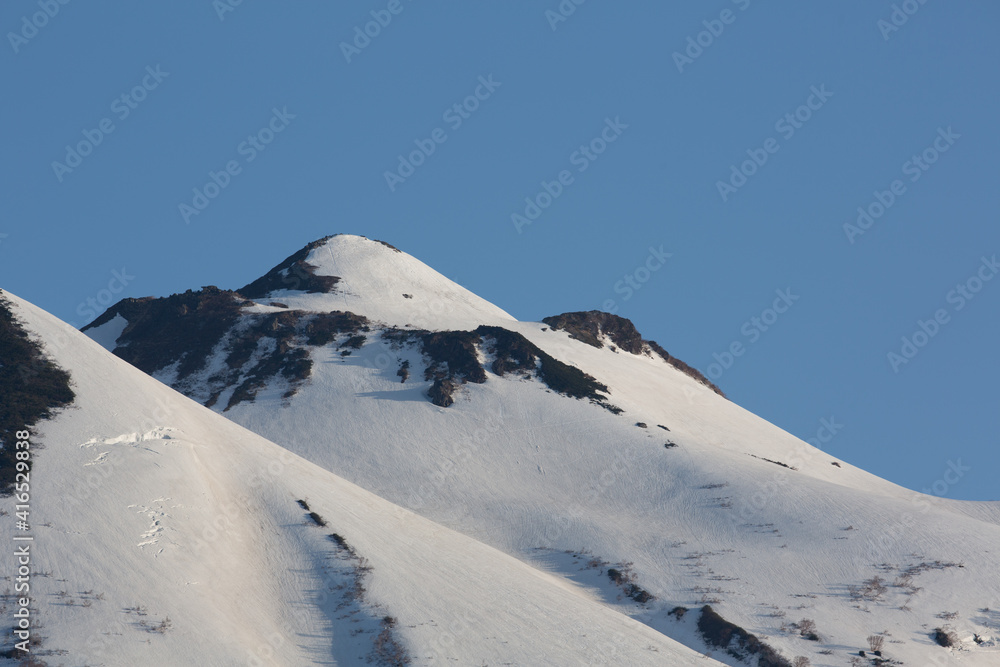 残雪の岩木山山頂アップ