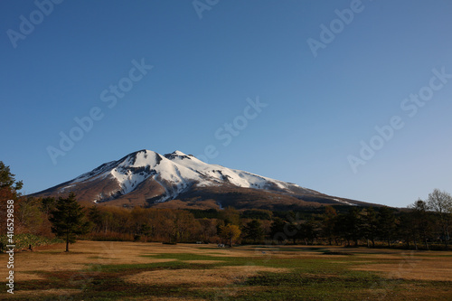 野原から見上げる残雪の岩木山 © Kozue Inada