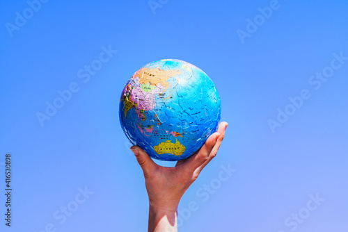 Cuadro en lienzo Saving my earth for the future