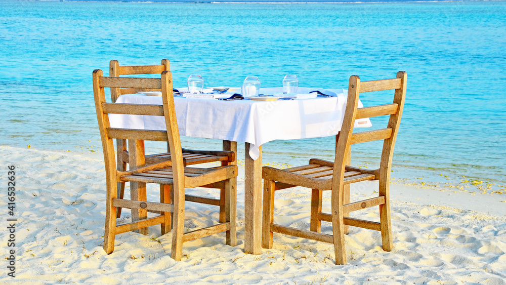 romantischen Candlelight-Dinner am Strand, Malediven - Paradies im Indischen Ozean mit puderzuckerweißen Stränden und türkis-blauem Meer, Honeymoon, Strandhochzeit romantischen Candlelight-Dinner am Strand, Malediven - Paradies im Indischen Ozean mit puderzuckerweißen Stränden und türkis-blauem Meer, Honeymoon, Strandhochzeit