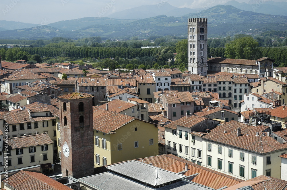 Lucca. Vista della città con campanili dalla torre Guinici