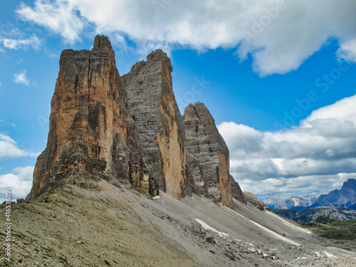 Seitlicher Blick auf die "Drei Zinnen" in Südtirol, Italien bei blauem Himmel mit weissen Wolken