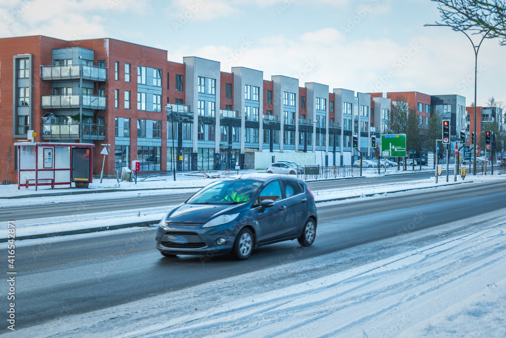 Obraz premium Driving on winter snow road in town in england uk during covid lockdown